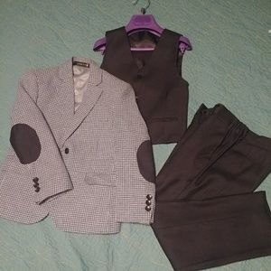Boys size 6, 3 piece suit.
